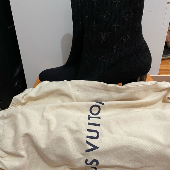 Louis Vuitton - Picture 8 of 10